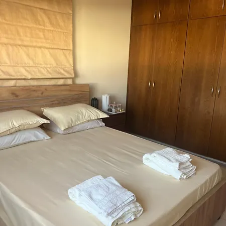 Δωμάτια σε οικογενειακή κατοικία Tranquil Paradise Aradhippou